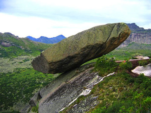 Batu-Mengapung-Ergaki-Hanging-Rock-Russia